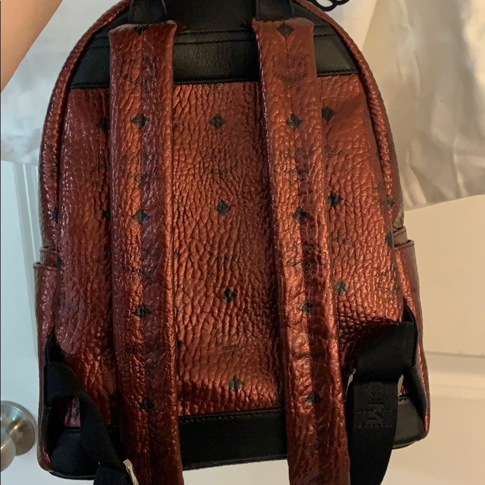 MCM burgundy metallic backpack - Picture 4 of 4